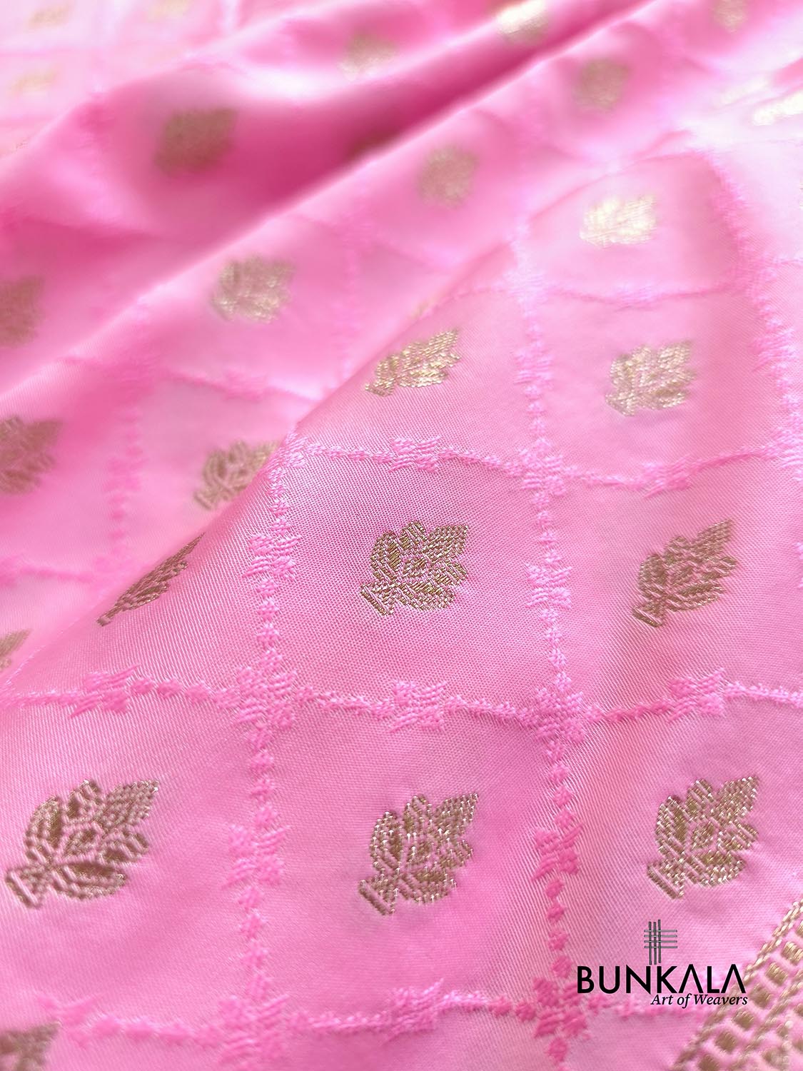 Rose Pink Scalloped Jamewar Weaved Banarasi Mashru Silk Saree